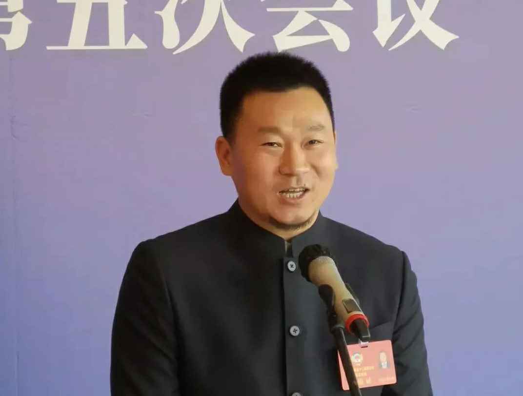 为进一步展示市政协团结、民主、开放、自信的形象，向市民和网友展示政协委员的履职风采，中山市政协十二届五次会议在2月4日上午开幕前开设“委员通道”，市政协委员、半岛·官方最新网站-半岛online(中国)公司总经理陈朝阳走进“委员通道”，回应社会关切的问题。他就如何做好城市应急管理规划的问题进行发言，并回答记者提问。.jpg
